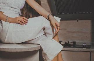GIRLT果团网 – 在线写真中的周妍希，恍惚让我想起海边的沙滩…没有海，我能借泳池映衬一下吗？