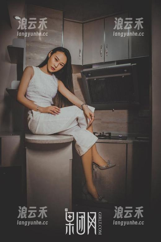GIRLT果团网-周妍希 GIRLT果团网 - 在线写真中的周妍希,恍惚让我想起海边的沙滩…没有海,我能借泳池映衬一下吗?