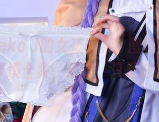 看，Umeko J的女孩写真，图包大概是她的奇幻梦境合集，或者，只是她的自拍？