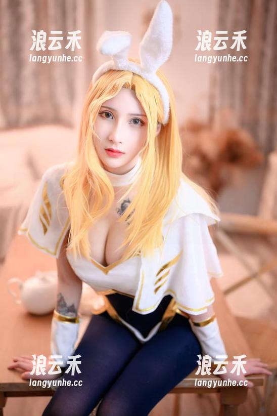 Vams子 蛇皮泳装?Vams子果然是个大胆的coser,图片里的气场太强了,想给她一万点赞!