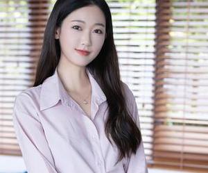 Xiuren秀人网 – 裸足变身夏晓Maggy的全套——下载吧，带点小暧昧，一点也不突兀！