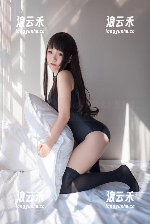 又更新了！这是Yoko宅夏的水手服黑丝，值得一瞅但别舔屏