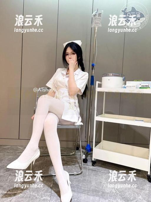 高清女神at鲨鱼：灰色裤袜带你走心不走路！