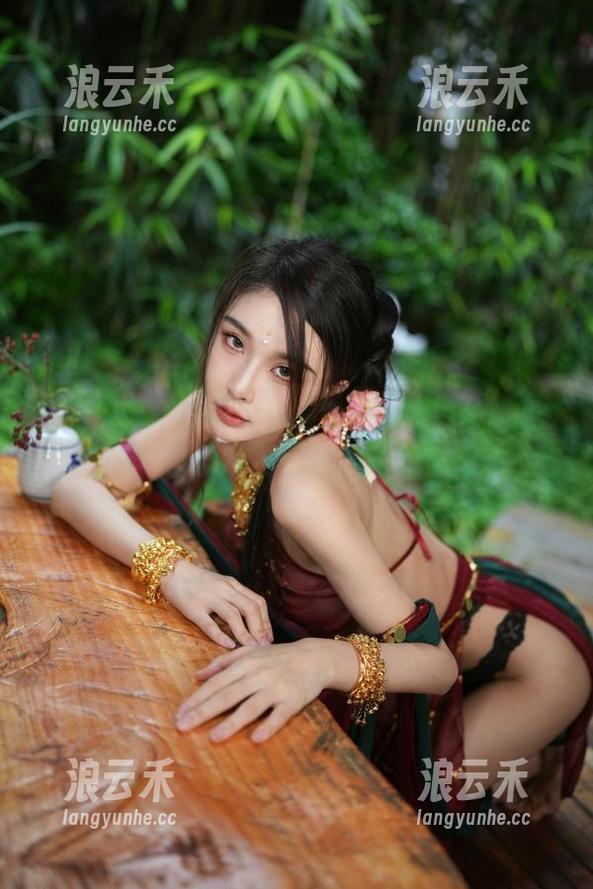 余多多Dudu 图集步骤:先看余多多Dudu的舰长版ASMR,再回味那轻吟浅唱的美图。