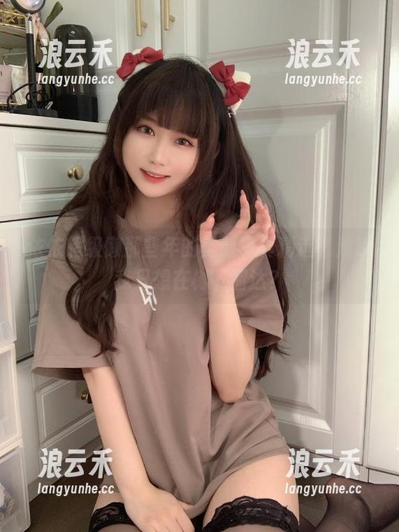 依依超级懒那些年的圣诞写真精选，难道我只想在树下溜达？