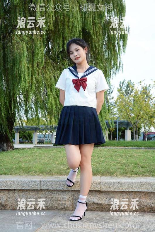 初夏女神-点点 初夏女神 - 点点的作品有种居家修养的味道,像是刚出锅的饺子,酥嫩但不油腻。
