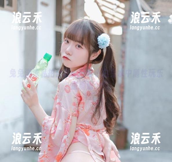 兔兔游泳私拍合集：可可小白兔水中随性玩乐，童趣满分！