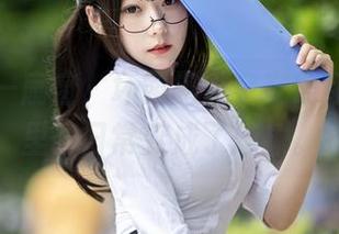 原图是一扇窗，坏露露香宝在黑红内衣裙里将日常变成了想象。