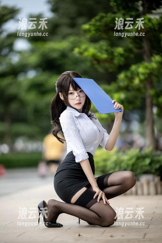 原图是一扇窗，坏露露香宝在黑红内衣裙里将日常变成了想象。