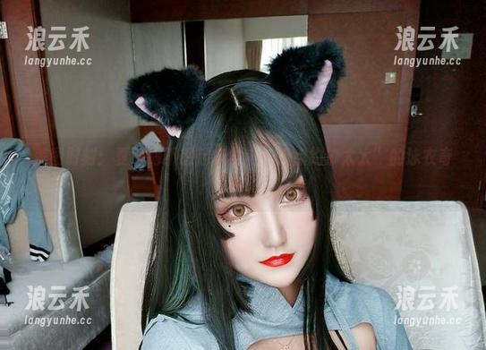 夏鸽鸽不想起床 美图时刻:夏鸽鸽不想起床与“一点点约尔太太”的泳衣奇遇。