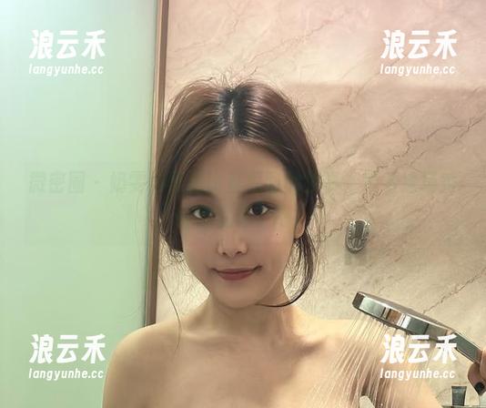 微密圈 - 奶雯与黑色比基尼间的故事，观看这场秀好像就够了吧？