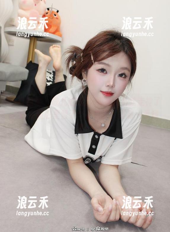 小众视觉-敏儿 小众视觉 - 敏儿的纯白-看着看着就走神了,还在图包里留了个小白点,真有一番意思。