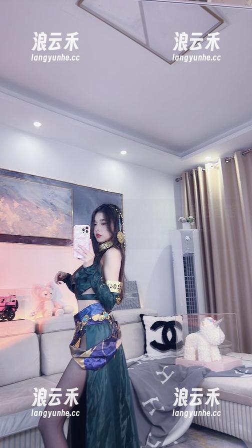 小小奶瓶儿私拍：吊带と她的“自由省略号”图集，越看越想说点什么…