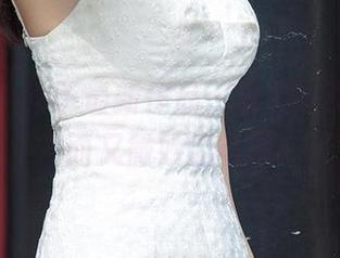 尤果网 – 柚子最新作品：裸足写真集，随性而又微妙的氛围。