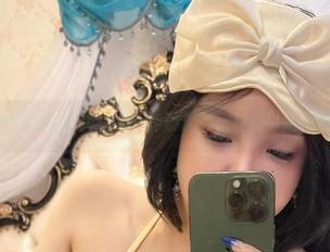 微密圈 – 黑丝+张鑫baby，作品里有一种难以抗拒的挑逗感。