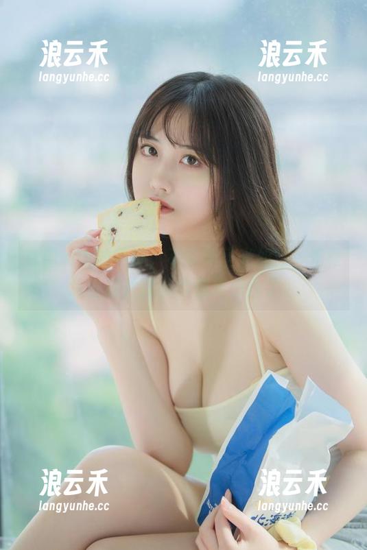 念雪ww的美腿，不需要圣光加持，光靠这些图片就够你想东想西了。
