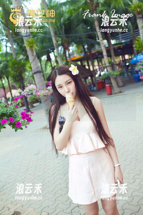 推女神-艾小青 推女神 - 艾小青的自拍合集:每张都能,即使脸有点蒙圈。