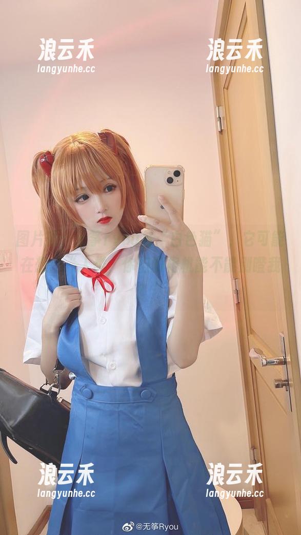 无筝ryou 图片秀:无筝ryou与“白色猫”,它可能在想:“人类,你们的相机能不能别瞪我?”