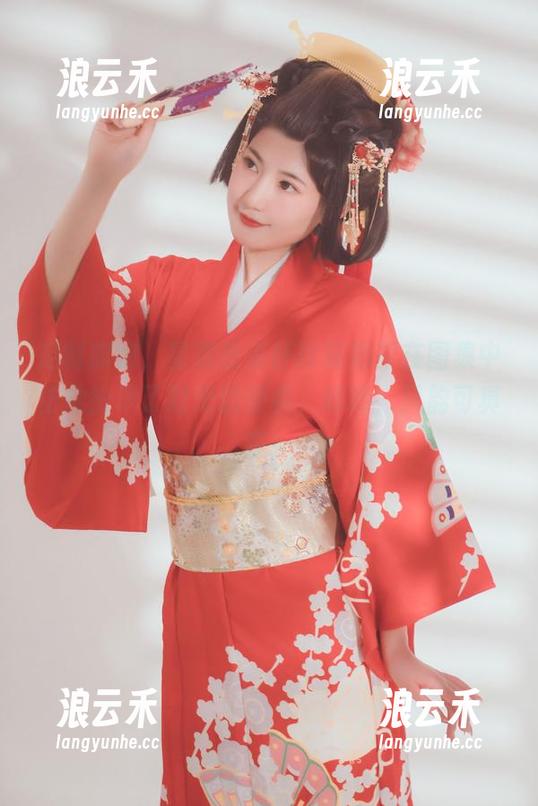 定制旗袍，星澜想来杯珍珠奶茶在图集中仿佛扮演了时光的使者，咳咳，风韵可真在！
