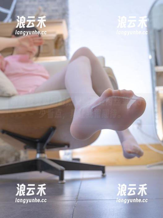 听说森萝财团最新图册青涩肉丝里藏了不少看点，真让我很期待。