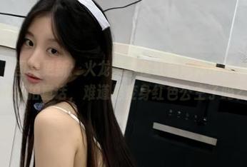 微密圈 – 图集更新：火龙果羊在红色连体吊带里撩得像是在拍童话，难道是变身红色公主了吗？