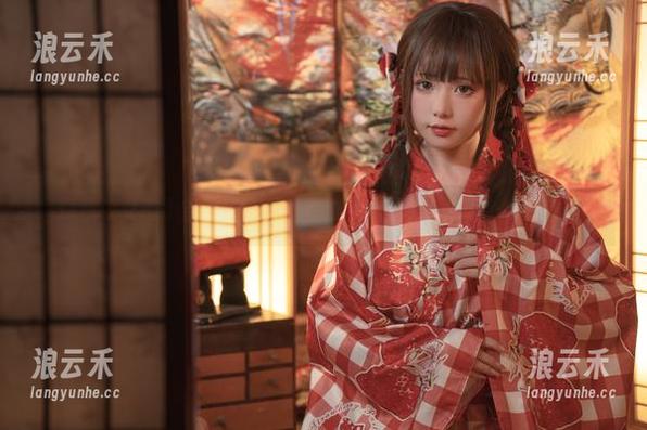 爆机少女喵小吉写真合集：在小镇上，意外与宁静的碰撞。