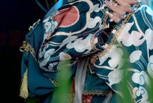 高清婚纱观察日记：爆机少女喵小吉在花间游走