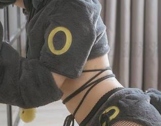 慵懒白猫，资源中藏了多少狐洛洛子的精致…挺惹人爱。