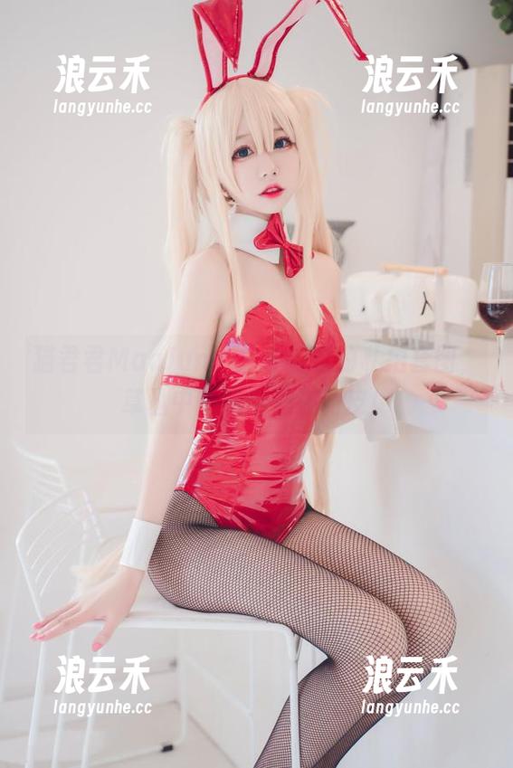 猫君君MaoJun，户外闲逛的私拍套图，草丛中的涟漪都在调皮！