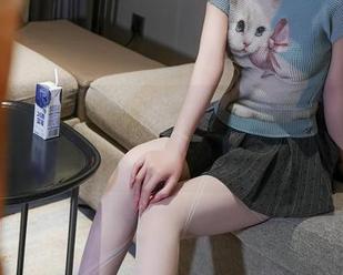 秀人网 – 最新！抖娘利世的裸足写真，忘了鞋子的她是不是觉得地板很舒服呀？