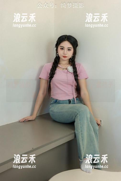 绮梦摄影 - 从小宇的秘书写真中，我终于明白办公桌的另一面。