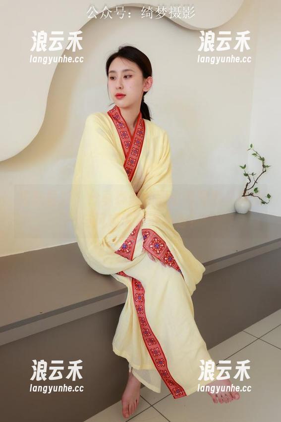 绮梦摄影 - 分享泰美的职业装写真，事业与风趣谁更胜一筹？