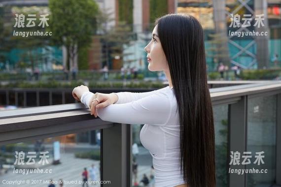 蜜桃社 - 萌美Moemi体操服写真：仿佛连风都要为她加油打气！