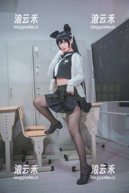 能不能每个角度都有高清美图？铁板烧鬼舞w的礼服每次看都不一样，太有意思了。