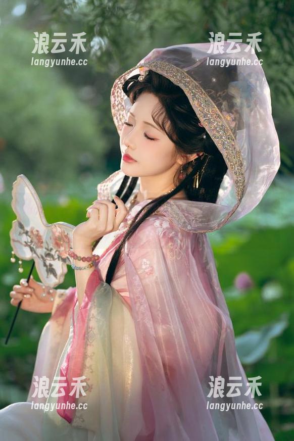雯妹不讲道理 私拍图集爆料,雯妹不讲道理的低胸谜团和迷人果足之舞