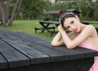 青豆客 – 就问你，顾欣怡的长腿，在原图里有多撩？