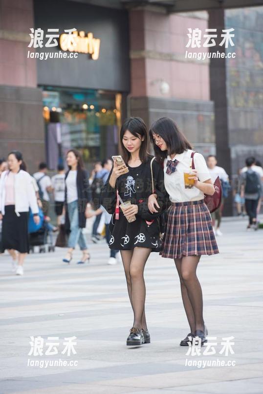 魔镜街拍-芝芝 魔镜街拍 - 芝芝的蓝色泳衣:让图册中的每一张都像是在热带海滩上打滑!