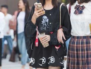 魔镜街拍全集：黑丝苗条，原图里的美腿再也受不了你的赞叹了！