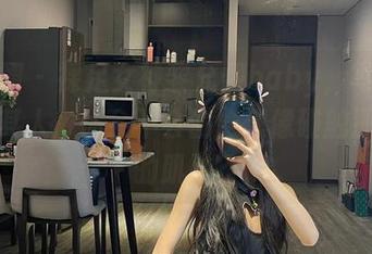 微密圈 – 裸足女神黎允熙baby，写真图包如其人，你会不会偷偷想像碰触那纯白的肌肤？